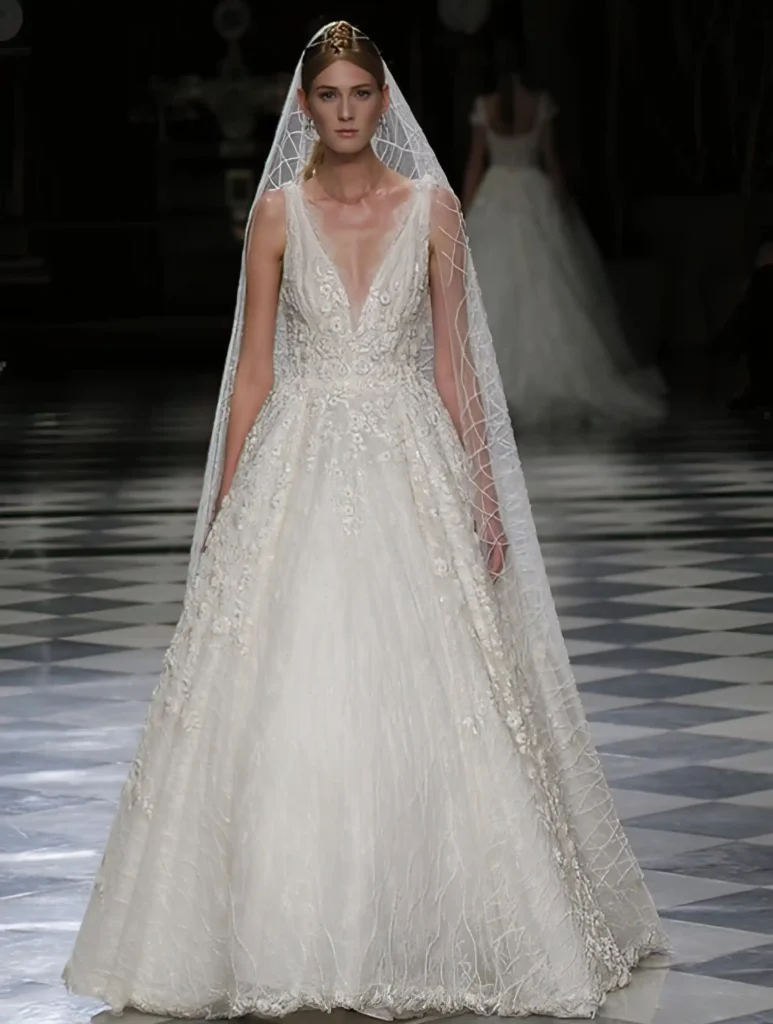 Toluca wedding dress by Yolancris Bridal in EU size 42 full front side showing with full length veil